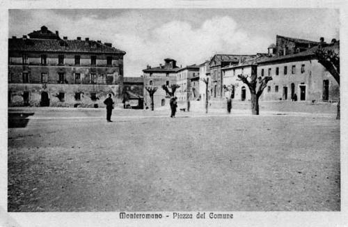 Monte Romano Piazza del Comune in una immagine degli anni '30 del Novecento